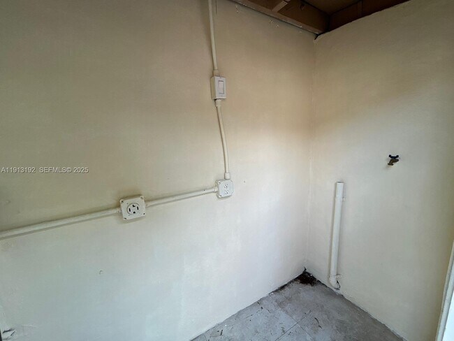 Building Photo - 610 E 8th Ave