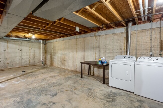 Building Photo - 1352 W Hiawatha Dr