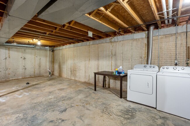 Building Photo - 1352/1354 W. Hiawatha Drive