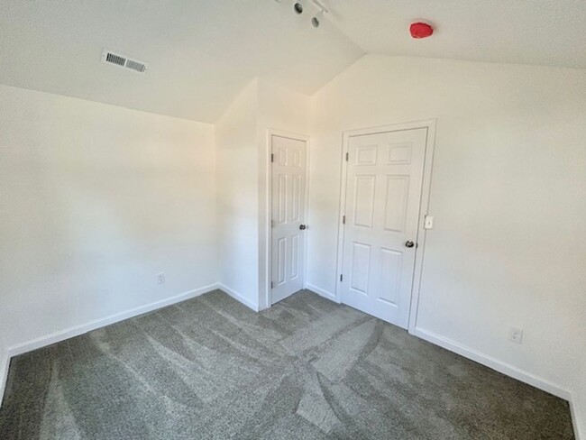 Building Photo - CHARMING 3 BEDROOM HOME - NEWLY RENOVATED!