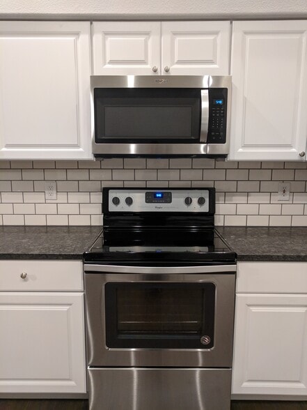 Kitchen Range - 1913 Crestview Dr