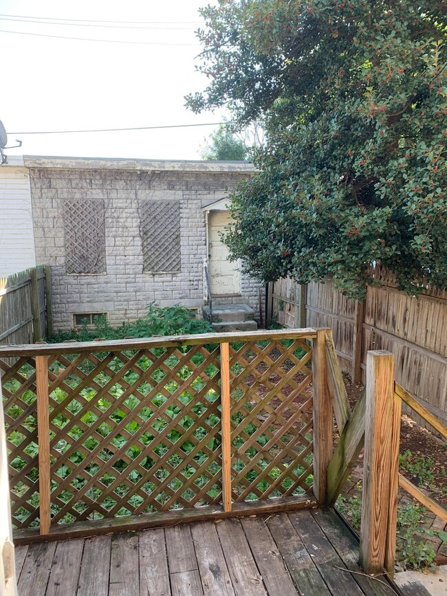 Building Photo - Spacious 4 Bedroom 1.5 Bath, 2 Car Garage-...