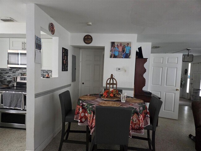 Building Photo - 2630 SW 49th Ct