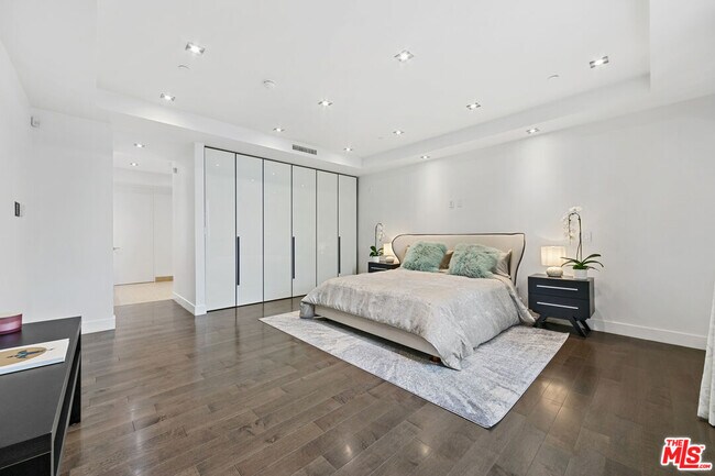 Building Photo - 443 N Palm Dr