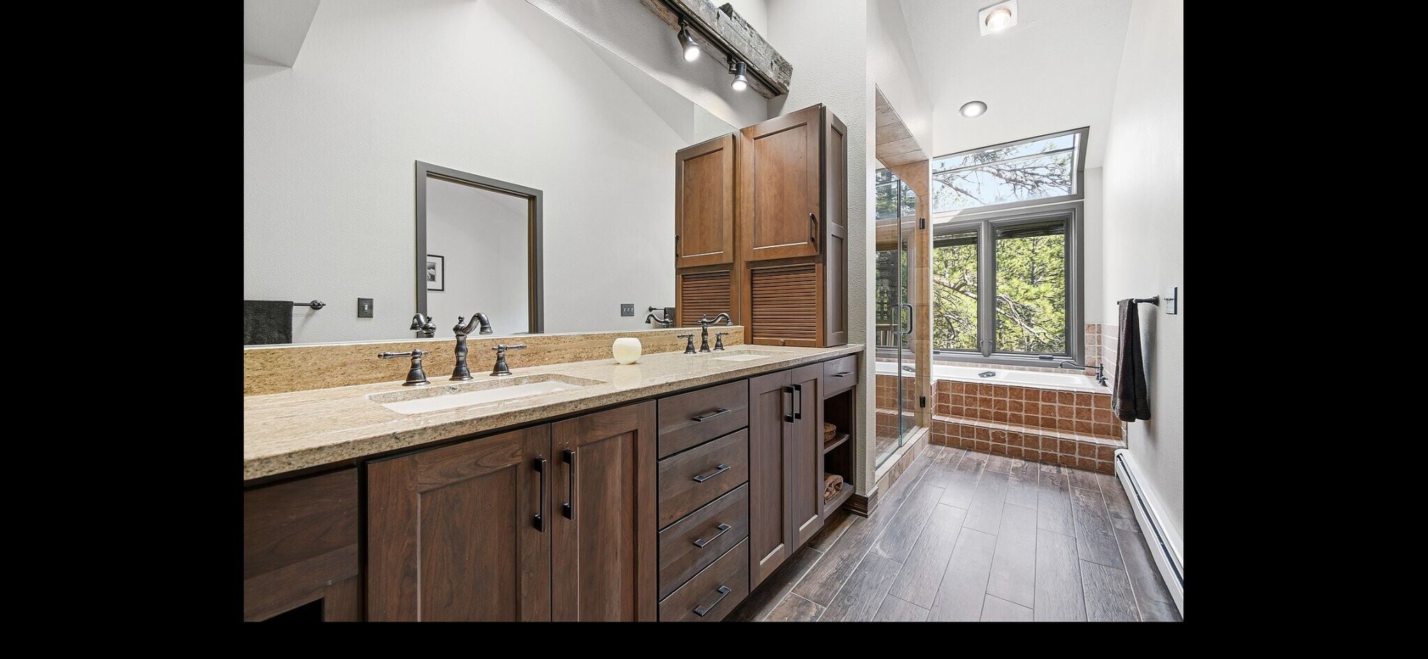 Building Photo - 2074 Foothills Dr S