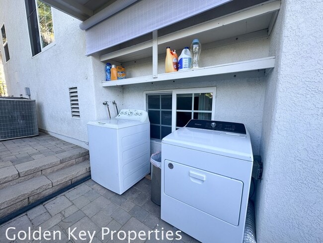 Building Photo - Spacious attached FURNISHED studio on private setting in Vista!