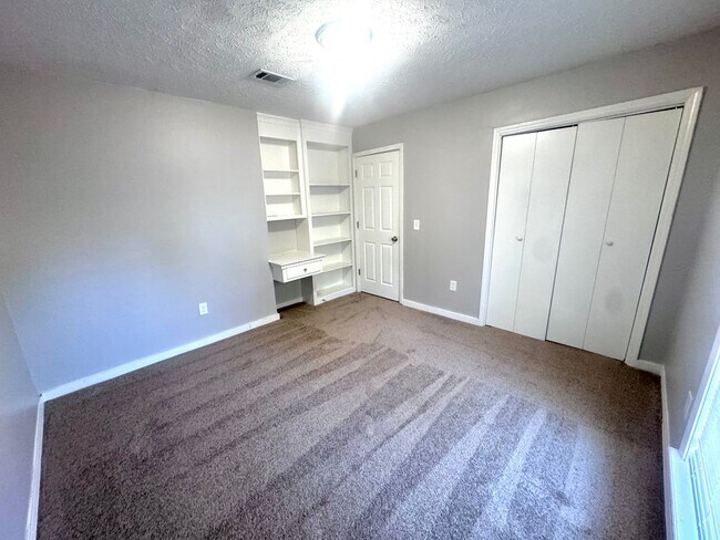 Building Photo - Spacious 4/2 on Corner Lot for Rent in Bra...