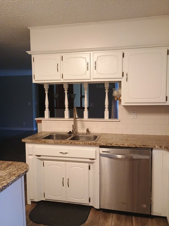 Building Photo - Country living at its BEST ! 3 bedroom 2 b...