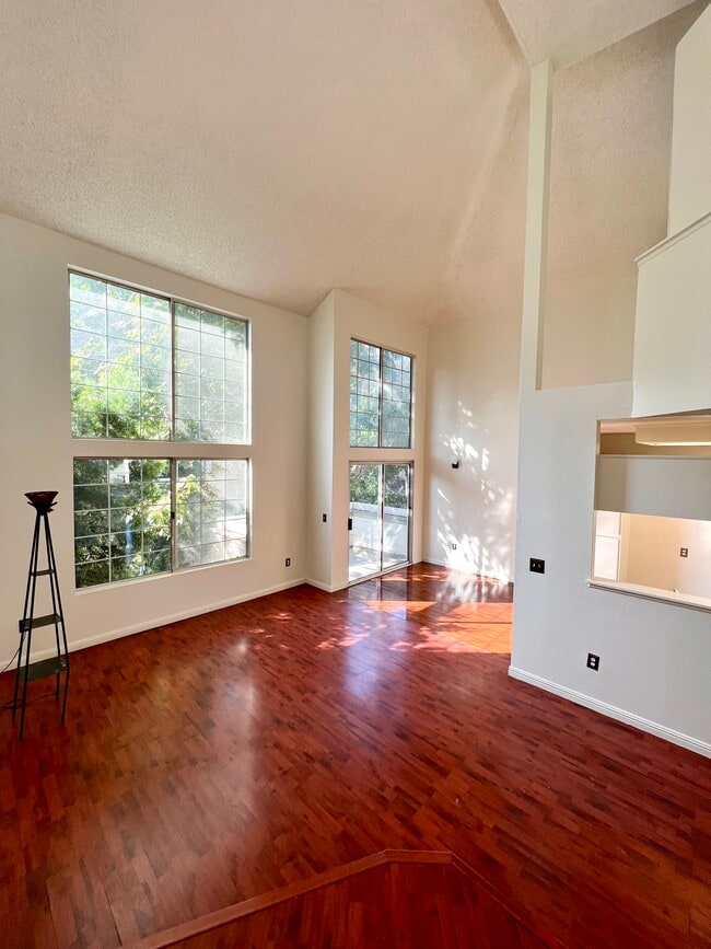 Building Photo - 11150 Glenoaks Blvd