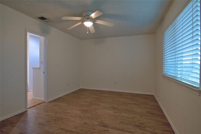Building Photo - 12100 Lavinia Ln