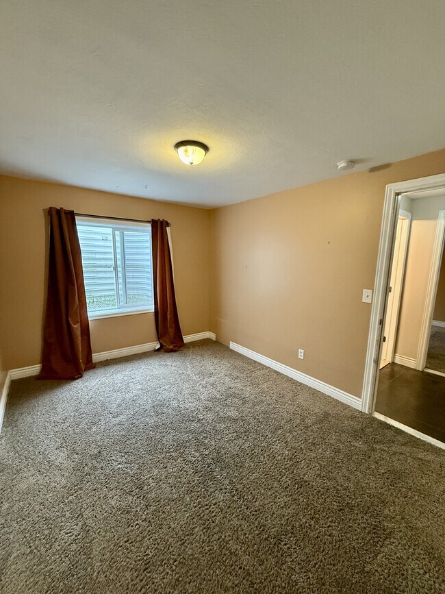 Building Photo - 4427 Lago Grande Dr