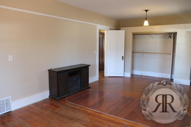 Building Photo - Gorgeous 4bd 1.5bt Home Next to YVC!