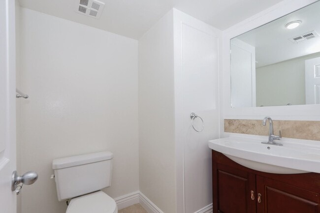 Building Photo - 3 Bed / 2.5 Bath light and spacious townho...