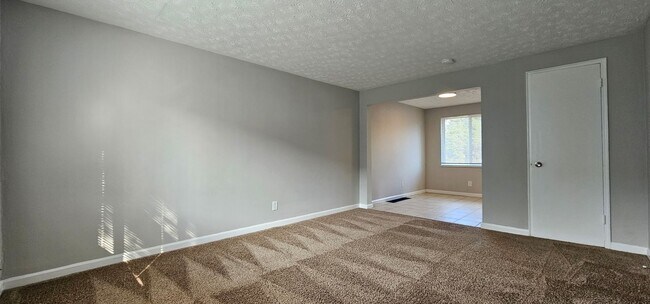 Building Photo - Cozy 2 bed 1 bath  townhouse with attached...
