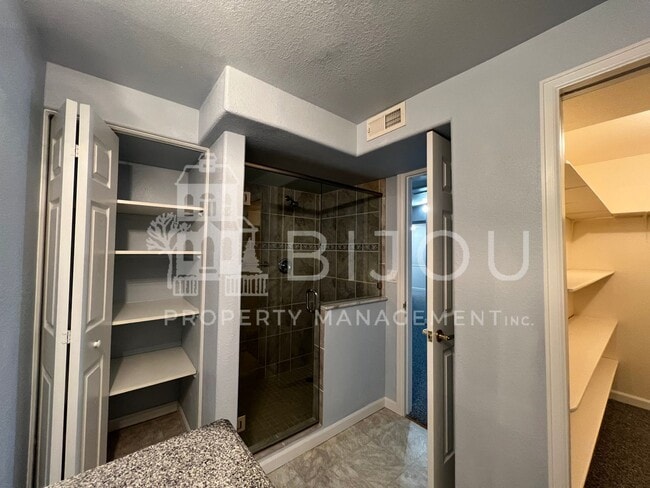 Building Photo - Spacious Rockrimmon Townhome