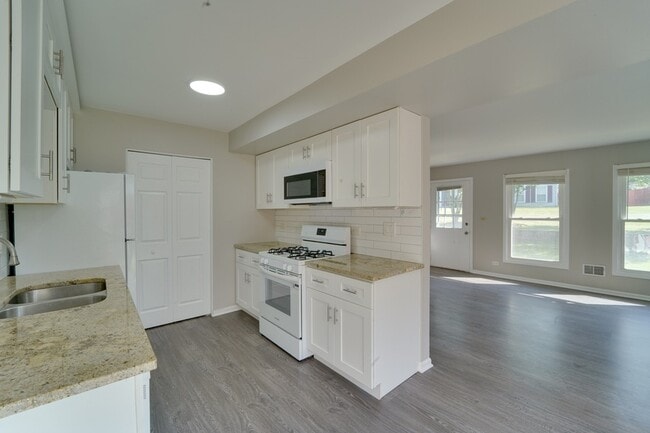 Building Photo - 1883 Jamestown Cir