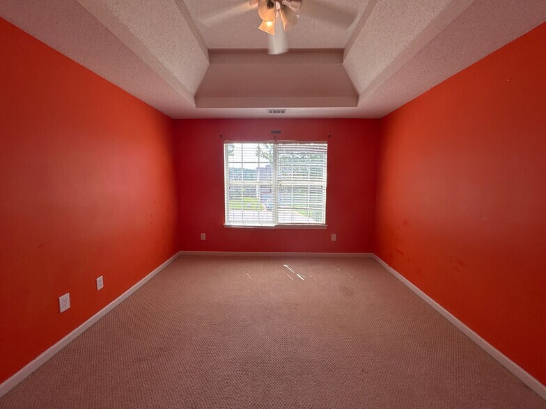 Building Photo - Room in House on Cabana Way