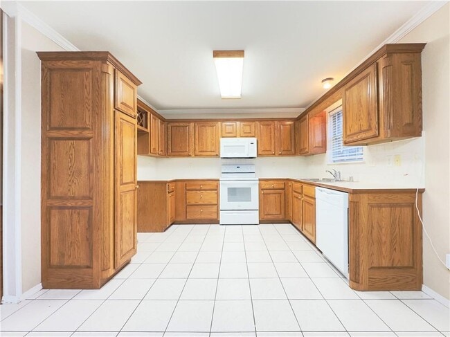 Building Photo - 4901 Roxbury Way