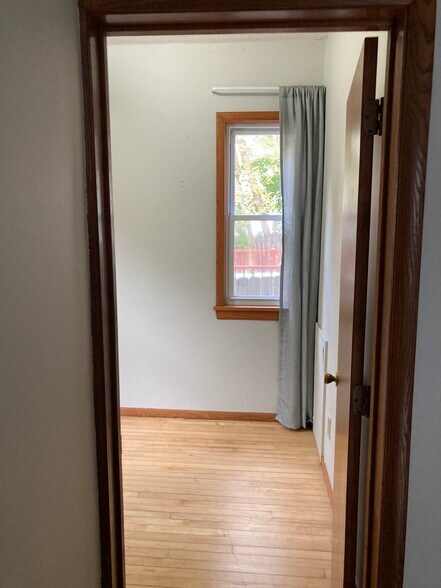 Building Photo - 712 6th St NE