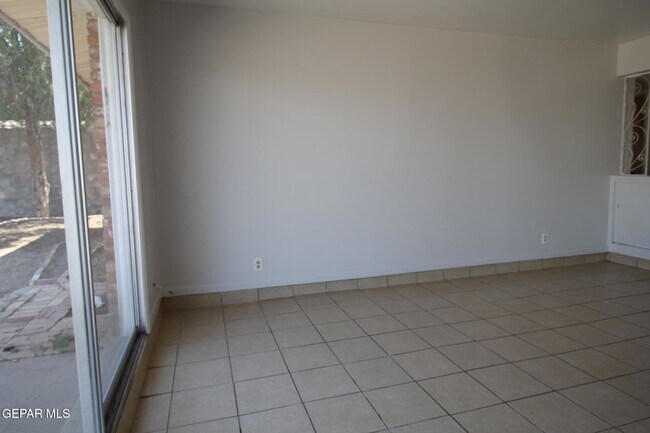Building Photo - 317 Thunderbird Dr