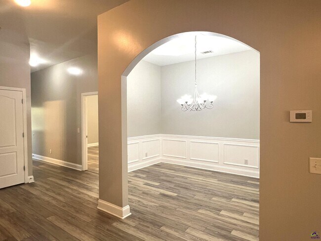 Building Photo - 760 Ivy Brook Way