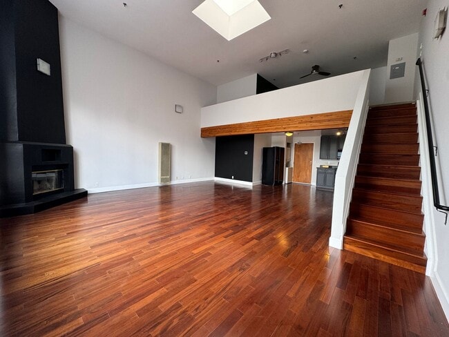 Building Photo - Recently Updated 1BD/1BATH LOFT Located By...