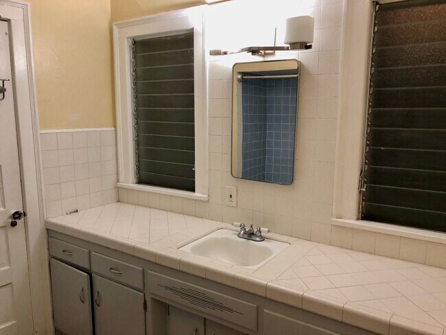 Building Photo - 420 S Berendo St