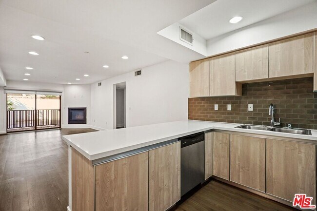 Building Photo - 11811 Darlington Ave