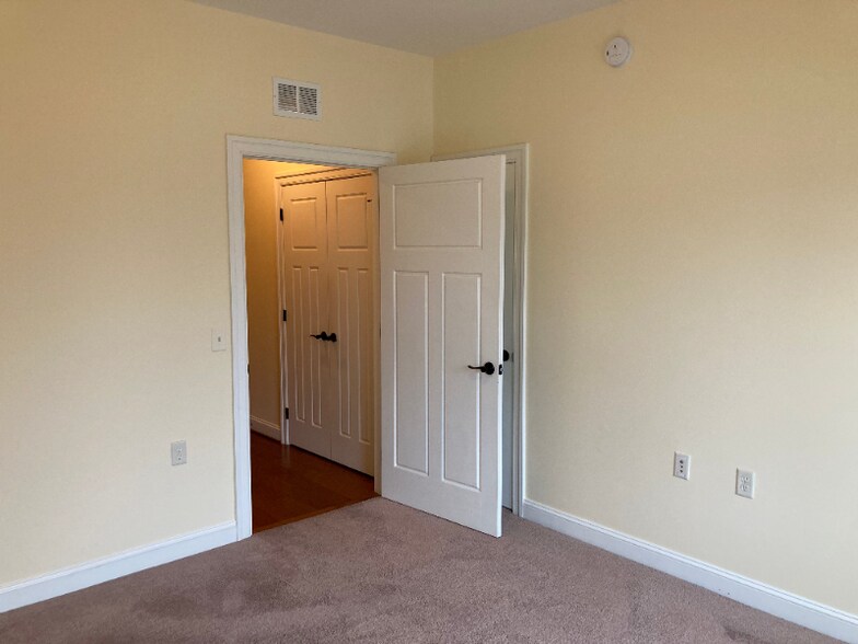 Building Photo - 2539 Greenport Dr