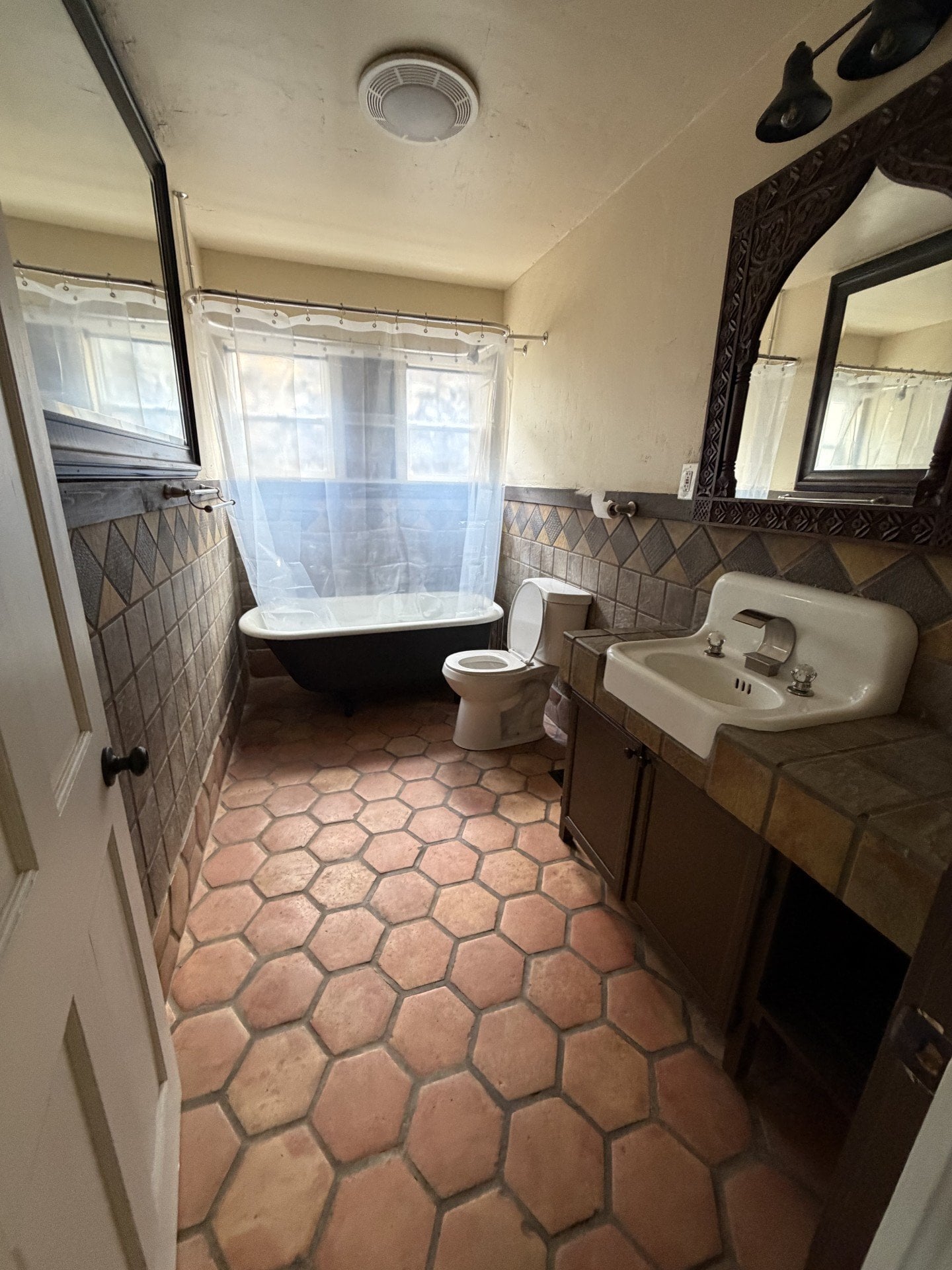 Building Photo - 703 Country Club Dr