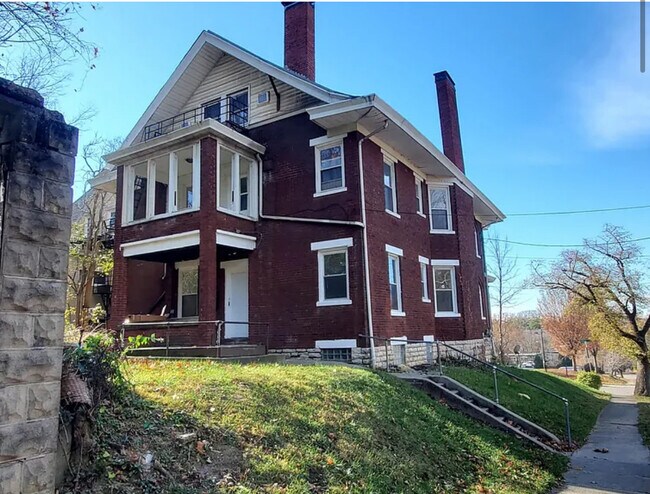 Building Photo - 3442 Larona Ave