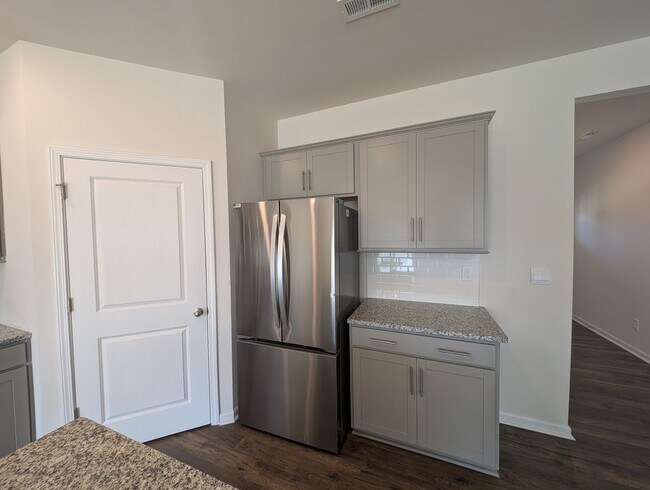 Building Photo - Spacious 2 story, 5 bedroom, 3 bath Home located in Secrest Commons Community!