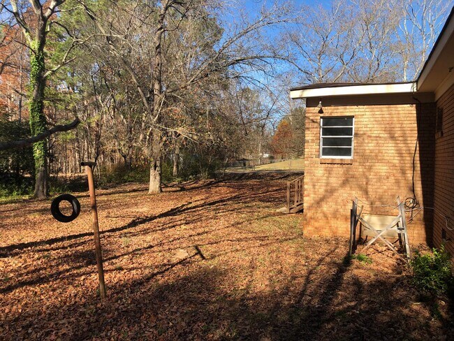 Building Photo - 1690 Oakdale Dr