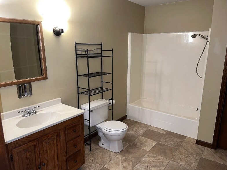 Building Photo - 722 W North St