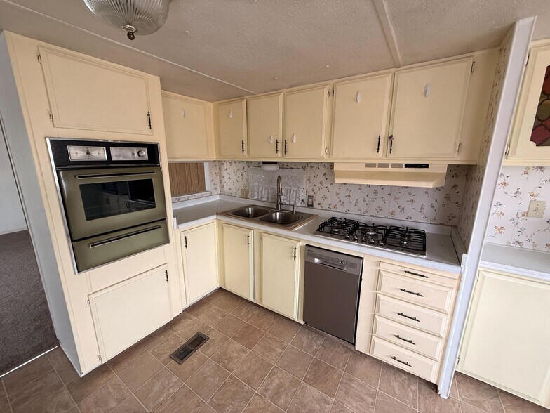 Building Photo - 3601 E Wyoming Ave