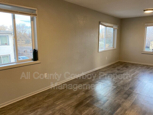 Building Photo - 862 N 5th St