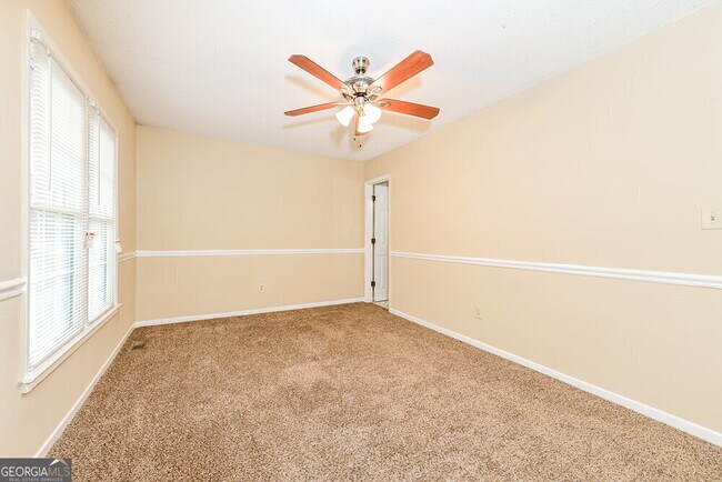 Building Photo - 700 Redland Dr