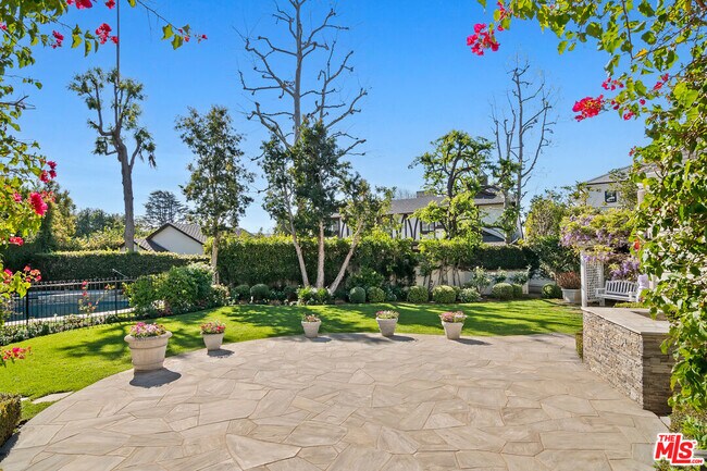 Building Photo - 360 Alma Real Dr