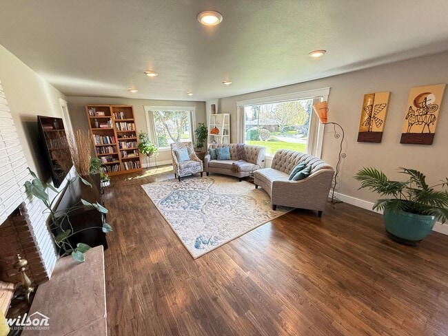 Building Photo - 4TH OF JULY MOVE IN SPECIAL!! Beautiful Fu...