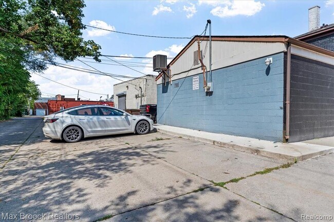 Building Photo - 513 W Nine Mile Rd