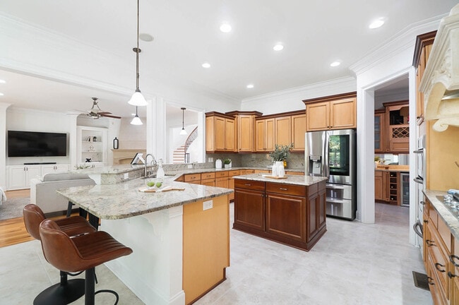 Building Photo - Luxury 5 Bedroom Retreat with Pool in Wedd...