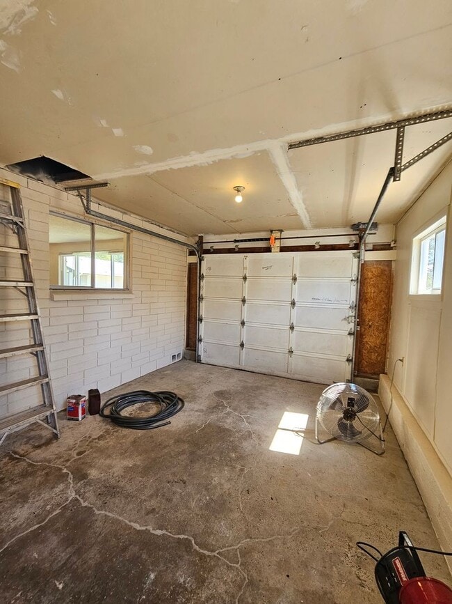 Building Photo - Charming Home on Quiet, Dead-End Street