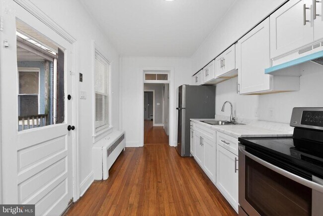 Building Photo - 141 S Locust St