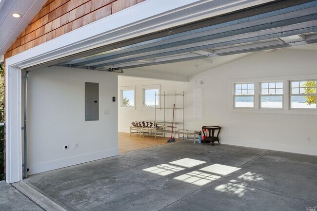 Building Photo - 386 Greenwood Beach Rd
