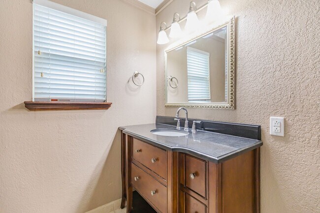 Building Photo - Beautiful Home Near Foothills Park With Gr...