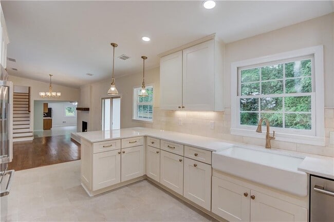 Building Photo - 770 Crest Valley Dr NW