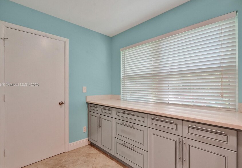 Building Photo - 8820 Woodside Ct