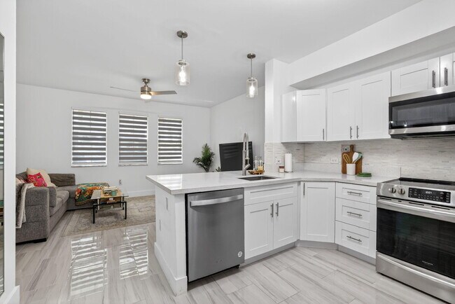 Building Photo - 533 NE 3rd Ave