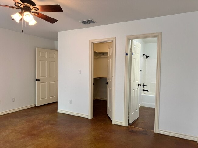 Building Photo - 13343-13343 Country Meadow Ln