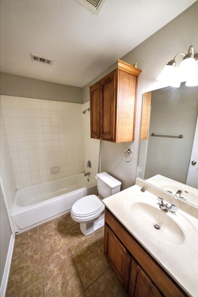 Building Photo - Stunning 4-Bedroom Home in Live Oak Hills,...